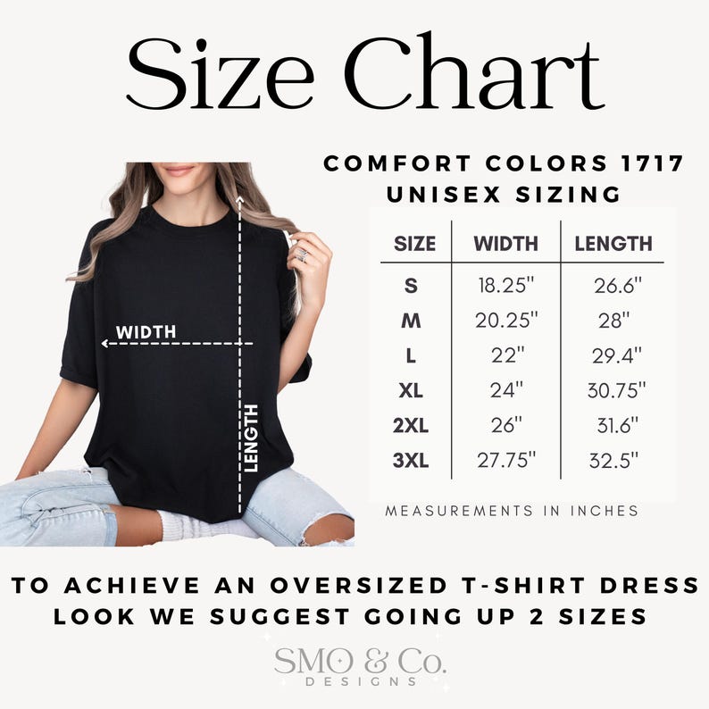 Op de afbeelding: Een zwart t-shirt met een maattabel, inclusief breedte- en lengtematen in inches. De tabel geeft maatdetails voor unisex t-shirts, van maat small tot 3XL. De tekst adviseert om twee maten groter te nemen voor een oversized t-shirt jurk look.