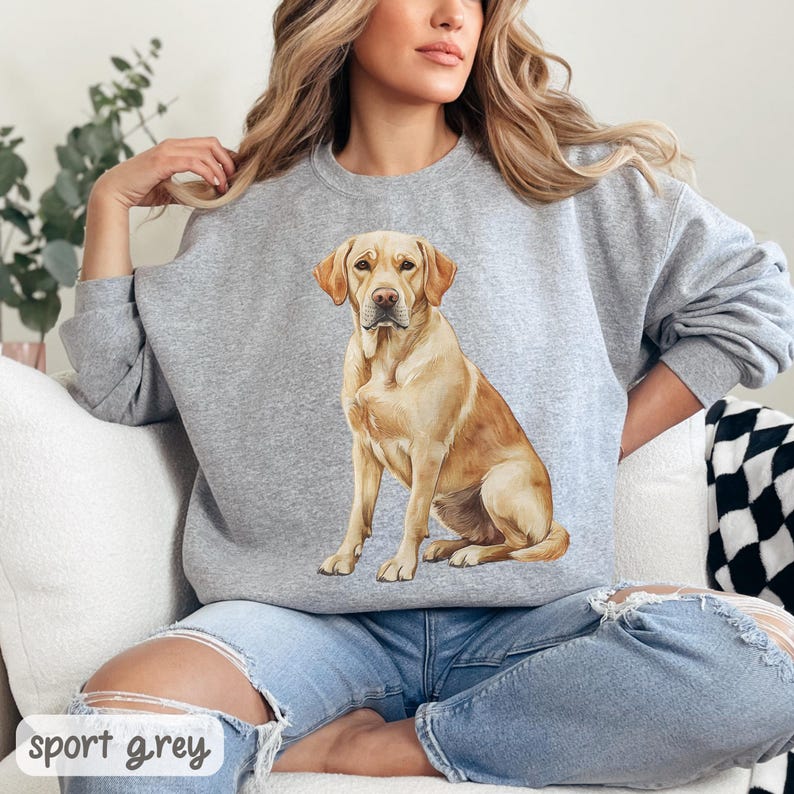 以下が含まれることがあります： ゴールデンレトリバーの犬の水彩画が描かれたグレーのトレーナー。トレーナーの左下には「sport grey」の文字が印刷されています。