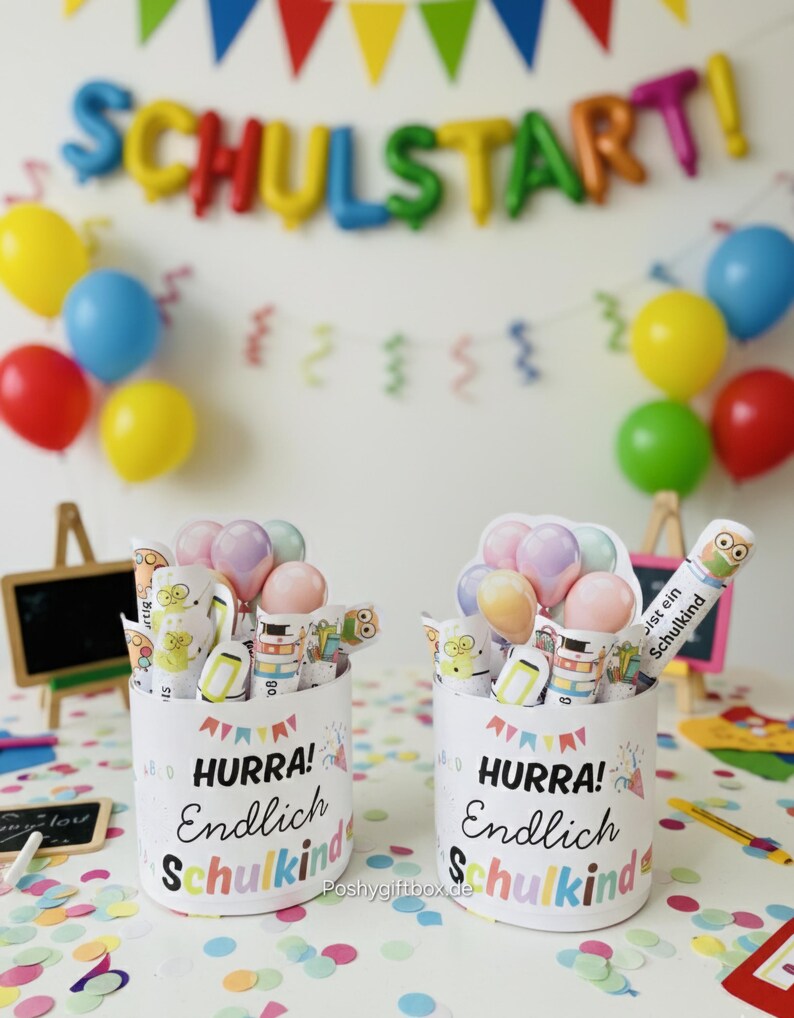 K&ouml;nnte beinhalten: Zwei wei&szlig;e zylindrische Beh&auml;lter mit dem Text "HURRA! Endlich Schulkind" sind mit Bleistiften, Radiergummis und Luftballondekorationen gef&uuml;llt. Im Hintergrund befindet sich ein Banner mit der Aufschrift "SCHULSTART!" und bunte Luftballons.