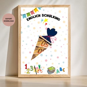 Puede incluir: Un póster imprimible con un cono escolar colorido y el texto "Endlich Schulkind" (Finalmente un niño de escuela) en alemán. El póster también presenta un fondo colorido con lunares y estrellas.