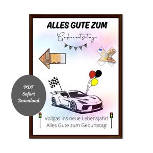 Pu&ograve; includere: Una stampa a tema compleanno incorniciata con un'auto sportiva bianca, palloncini e una bandiera a scacchi. La stampa include il testo "ALLES GUTE ZUM Geburtstag" e "Vollgas ins neue Lebensjahr! Alles Gute zum Geburtstag!" insieme a grafiche di banconote in euro.