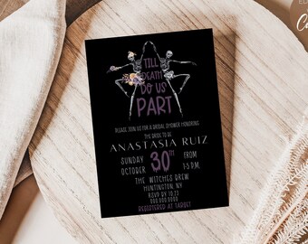 Könnte beinhalten: Eine schwarz-weiße Einladung mit einem tanzenden Skelettpaar. Der Text lautet "Till Death Do Us Part" und enthält Details für eine Bridal Shower zu Ehren von Anastasia Ruiz am 30. Oktober von 13:00 bis 17:00 Uhr im The Witches Brew in Huntington, NY. RSVP bis 10.23. Die Einladung ist mit Canva bearbeitbar.