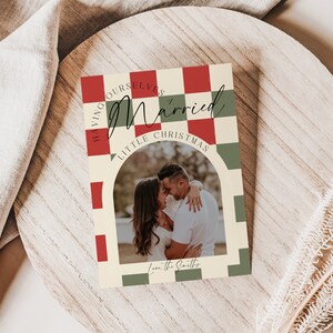 Avoir nous-mêmes un petit Noël marié Carte de vacances photo des nouveaux mariés, Carte de Noël familiale à carreaux Téléchargement INSTANTANÉ