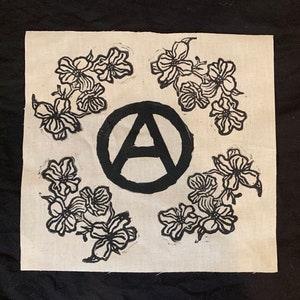 Anarchy and Dogwood Flower Aufnäher: Von Hand gedruckter Linolschnitt Aufnäher