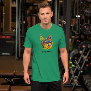 T-shirt graphique loup - « Stay Wild » - T-shirt graphique unisexe coloré pour les amoureux de la nature