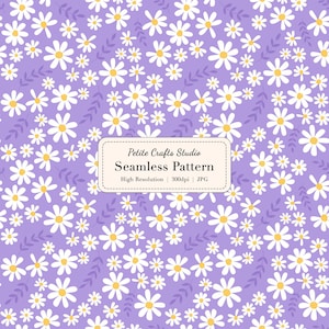 Könnte beinhalten: Ein nahtloses Muster mit weißen Gänseblümchen mit gelben Zentren auf hellviolettem Hintergrund. Das Design beinhaltet kleine, stilisierte Blätter. Der Text "Petite Crafts Studio Seamless Pattern" wird angezeigt.