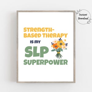 Może przedstawiać: Drukowany plakat w zielono-żółtym kolorze. Tekst głosi "Strength-Based Therapy is my SLP Superpower". W centrum plakatu znajduje się bukiet żółtych i pomarańczowych kwiatów.
