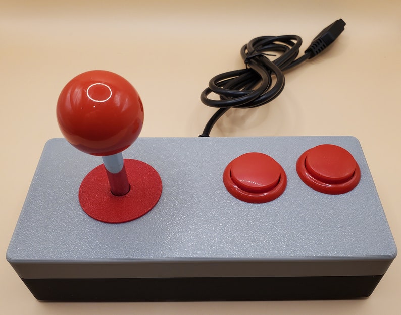 Atari 7800 und 7800+ Zwei-Button-Arcade-Joystick (Sanwa Style, 8-Wege) Red