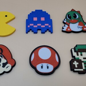Magneti retrò (quantità da 6, qualsiasi combinazione) Pacman, Frogger, Centipede, Bubble Bobble, Link, Q-bert, Tux, Galaga, Minecraft, Mario, Xbox e molti altri! immagine 2
