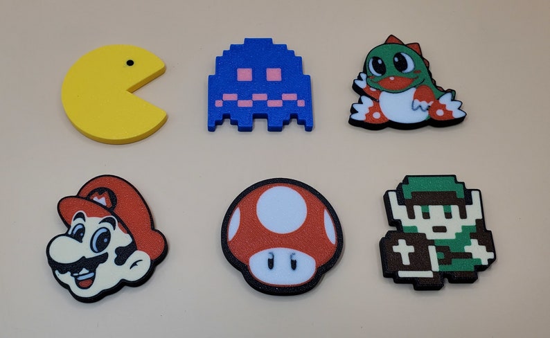 Magneti retrò (quantità da 6, qualsiasi combinazione) Pacman, Frogger, Centipede, Bubble Bobble, Link, Q-bert, Tux, Galaga, Minecraft, Mario, Xbox e molti altri! immagine 2
