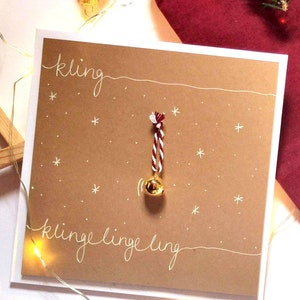 Weihnachtskarte handgemacht | 3D-Karte mit Glöckchen, Schneeflocken, Handlettering Glocke in Gold mit Rot Weiß, Kraftpapier, Kupfer