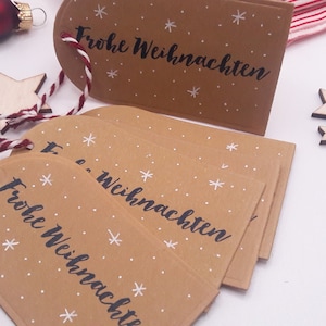 Set Geschenkanhänger "frohe Weihnachten" aus Kraftpapier mit rot-weißer Schnur | Weihnachtsanhänger, Anhänger Weihnachtsgeschenke, Etiketten