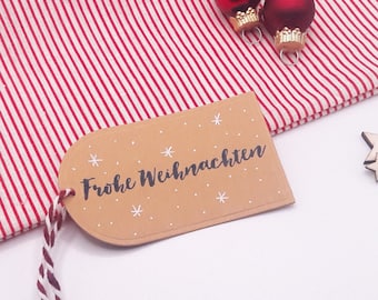 Set Geschenkanhänger "frohe Weihnachten" aus Kraftpapier mit rot-weißer Schnur | Weihnachtsanhänger, Anhänger Weihnachtsgeschenke, Etiketten