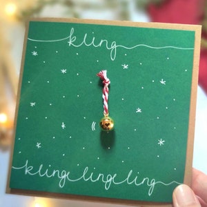 Weihnachtskarte handgemacht in grün mit Glöckchen | 3D-Karte mit Schneeflocken, Handlettering und Kupfer-Glocke in Gold