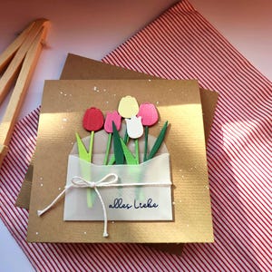 Carte d'anniversaire avec des fleurs dans une enveloppe faite à la main | Carte 3D avec tulipes, fête des mères, anniversaire de mariage, anniversaire, fiançailles, mariage image 3