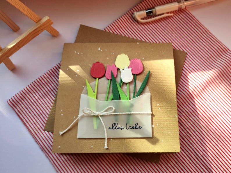 Carte d'anniversaire avec des fleurs dans une enveloppe faite à la main | Carte 3D avec tulipes, fête des mères, anniversaire de mariage, anniversaire, fiançailles, mariage image 1