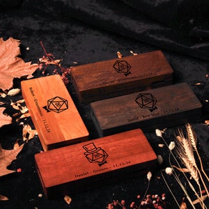 Gepersonaliseerde stalknecht Dnd-dobbelsteendoos, Dnd-huwelijkscadeau, gemonogrammeerde getuige dobbelstenen doos, houten dobbelsteendoos, doos dobbelsteenhouder
