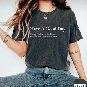 Camiseta "Que tengas un buen día", camisetas de moda, camisetas de positividad, camisetas estéticas, camisetas unisex de tendencia, regalo para ella, camiseta de buenas vibras imagen 1