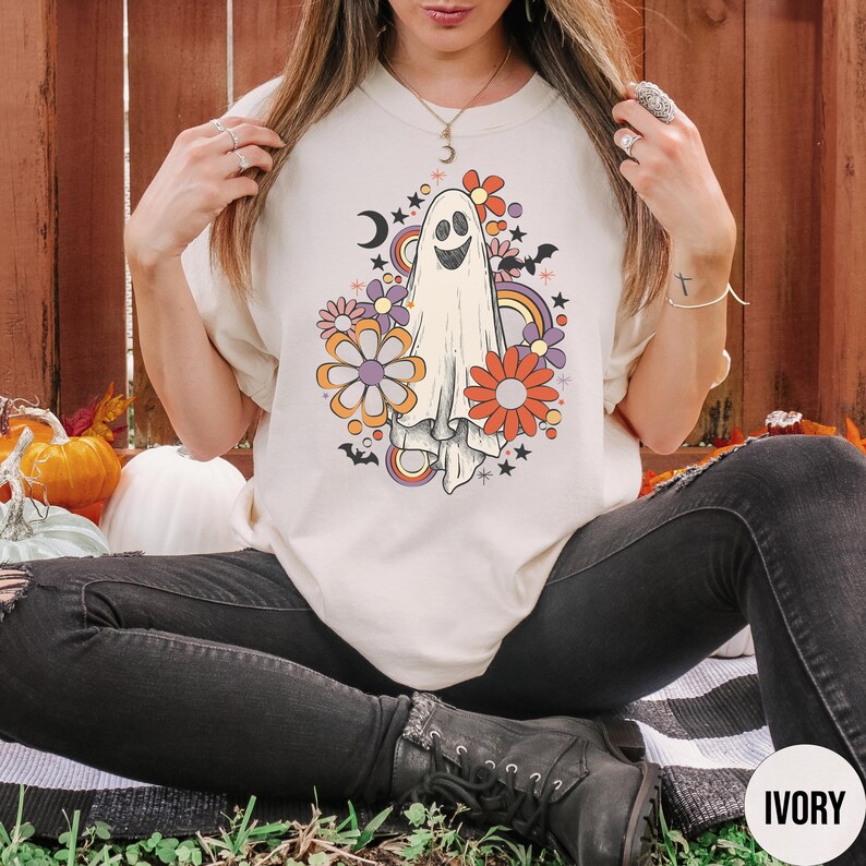 Floral Ghost Shirt, Comfort Colors Halloween Shirt, Retro Ghost Thsirt, retro Flowers Halloween Crewneck, Cute Ghost Spooky Season Tee afbeelding 2