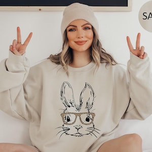Sweat-shirt lapin à lunettes léopard, Sweat-shirt de Pâques, Pull lapin de Pâques, Sweat à capuche lapin de Pâques, Cadeau de Pâques pour maman, T-shirt mignon de Pâques image 1