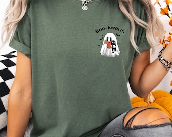 T-shirt Comfort Colors Bookworm, cadeau d'Halloween pour les amoureux des livres, t-shirt ambiance frissonnante, t-shirt graphique mignon pour Halloween, t-shirt lecture pour la saison des frissons