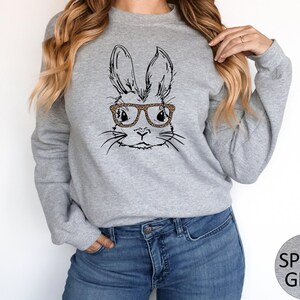 Sweat-shirt lapin à lunettes léopard, Sweat-shirt de Pâques, Pull lapin de Pâques, Sweat à capuche lapin de Pâques, Cadeau de Pâques pour maman, T-shirt mignon de Pâques image 3