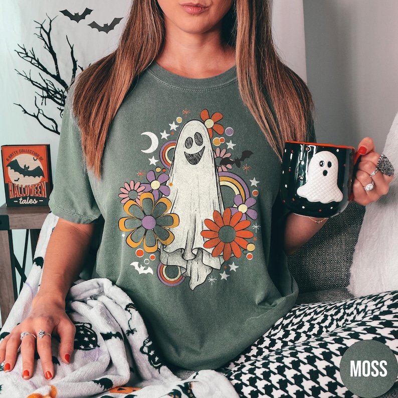 Floral Ghost Shirt, Comfort Colors Halloween Shirt, Retro Ghost Thsirt, retro Flowers Halloween Crewneck, Cute Ghost Spooky Season Tee afbeelding 1