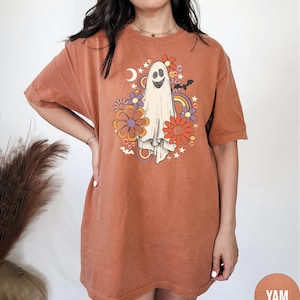 Floral Ghost Shirt, Comfort Colors Halloween Shirt, Retro Ghost Thsirt, retro Flowers Halloween Crewneck, Cute Ghost Spooky Season Tee afbeelding 3