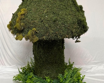 Centro de mesa de musgo y setas, decoración de bosque encantado, accesorio artesanal para jardín de hadas.