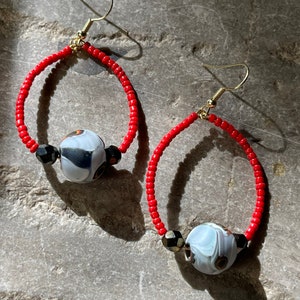 Rote Creolen mit Marmorperle | recycelt