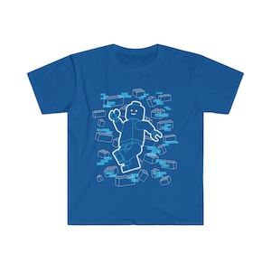 Könnte beinhalten: Ein königsblaues T-Shirt mit einer weißen Umrandung einer Lego-Minifigur und Lego-Steinen auf der Vorderseite.