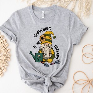 Sonnenblumen Wichtel Shirt, Garten Wichtel Shirt, Wichtel Peace Shirt, Frühling Wichtel Shirt, Silly Gnome Shirt, Lehrer Wichtel T-Shirt