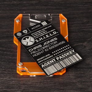 Cartão de Identificação de Acesso de Agente da S.H.I.E.L.D. Personalizado. Um acessório de alumínio de qualidade, personalizado e gravado a laser. Junte-se a Phil Coulson na S.H.I.E.L.D.!