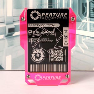 Porta tarjetas de identificación estilo tarjeta llave Cyberpunk de Aperture Laboratories - Porta credencial de Aperture Laboratories.