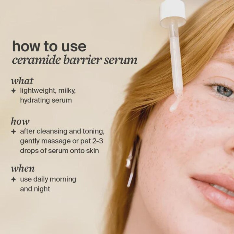 Puede incluir: Primer plano de la cara de una persona con un frasco gotero transparente de suero que se aplica en la mejilla. El texto de la imagen dice "how to use ceramide barrier serum" e incluye instrucciones para usar el suero.