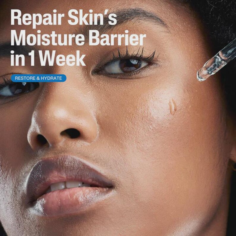 Puede incluir: Primer plano de la cara de una persona, con enfoque en el ojo y la mejilla. La persona est&aacute; aplicando un l&iacute;quido transparente en su mejilla. El texto "Repair Skin's Moisture Barrier in 1 Week" est&aacute; en la parte superior de la imagen. El texto "RESTORE & HYDRATE" est&aacute; debajo del texto principal.