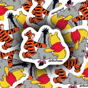 Pegatina de vinilo troquelado: vinilo/impermeable/brillante - 3 pulgadas - Personaje: Winnie the Pooh - Tigger, Eeyore, Winnie - Bosque de los Cien Acres - Abrazo de amigos