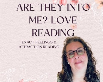 Op de afbeelding: Een digitale afbeelding met een lichtroze achtergrond, witte florale lijntekeningen en de donkerpaarse tekst: ARE THEY INTO ME? LOVE READING EXACT FEELINGS & ATTRACTION READING. Een persoon met krullend bruin haar en een bril is zichtbaar.