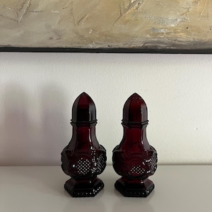 1970 年代のエイボン ケープコッド ルビーレッド ソルト&ペッパー シェーカー ボトル セット
