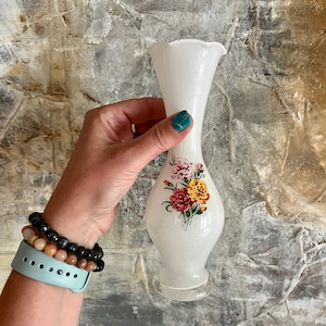 Hübsche,weiße Vase mit handgemalten Blumen