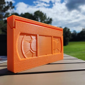 Organizador de escritorio y caja de almacenamiento con cinta VHS vintage impresa en 3D: decoración de oficina retro, solución de almacenamiento única, accesorio divertido y nostálgico para el hogar o el escritorio