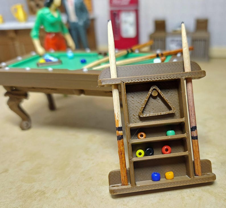 Tavolo da biliardo in scala 1:24 (metà scala), stampato in 3D in 3 colori, con supporto per la palla incluso. immagine 2