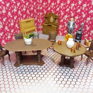 1:24 3D gedruckter Tisch und Stühle für Puppenhaus-Miniaturen in drei Farben und zwei Größen.