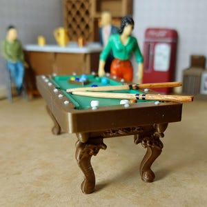 Tavolo da biliardo in scala 1:24 (metà scala), stampato in 3D in 3 colori, con supporto per la palla incluso. immagine 5