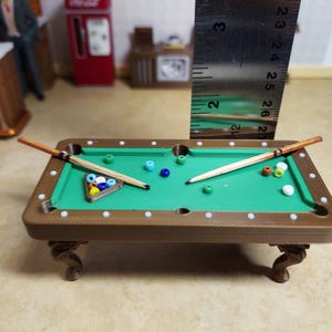 Tavolo da biliardo in scala 1:24 (metà scala), stampato in 3D in 3 colori, con supporto per la palla incluso. immagine 9