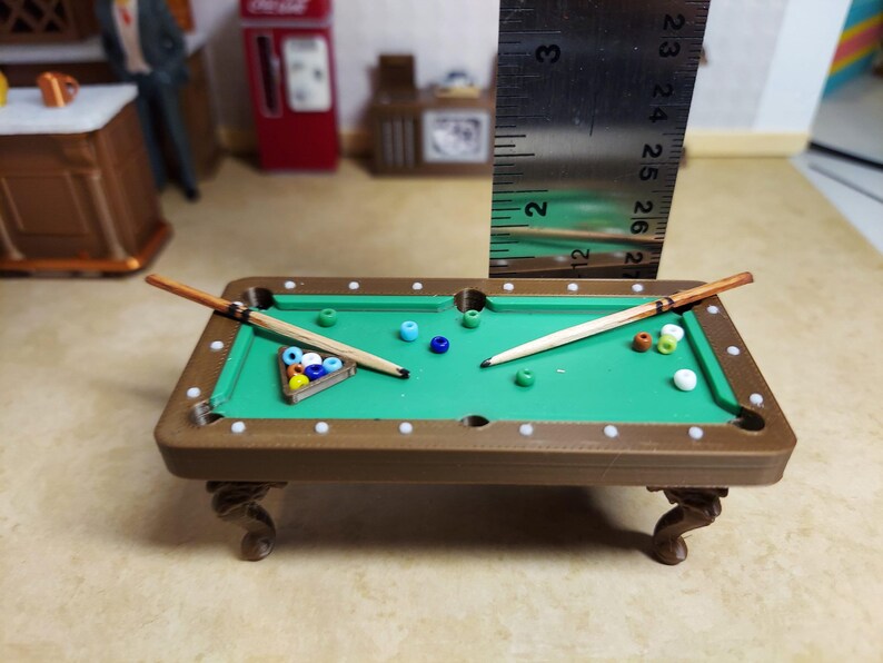 Tavolo da biliardo in scala 1:24 (metà scala), stampato in 3D in 3 colori, con supporto per la palla incluso. immagine 9
