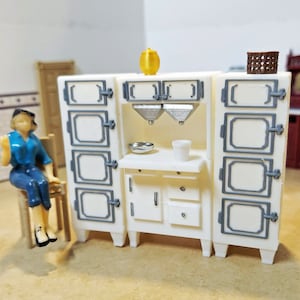 1:24 スケール (ハーフ スケール) 3 セクション キッチン 1020 年代フージャー キャビネット、ドールハウスまたはジオラマ用の花と砂糖のビン付き。