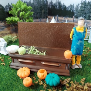1:24 Schatulle / Sarg. Perfekt für ein Halloween-Puppenhaus oder ein Diorama.