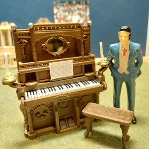 1:24 antike Orgel mit Sitzbank in schokobraun für das Puppenhaus oder Diorama