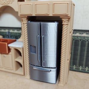 Koelkast op schaal 1:24 (halve schaal), onderdeel van my full fancy pants poppenhuiskeuken in lichtbruin met zilveren koelkast voor poppenhuis of diorama.